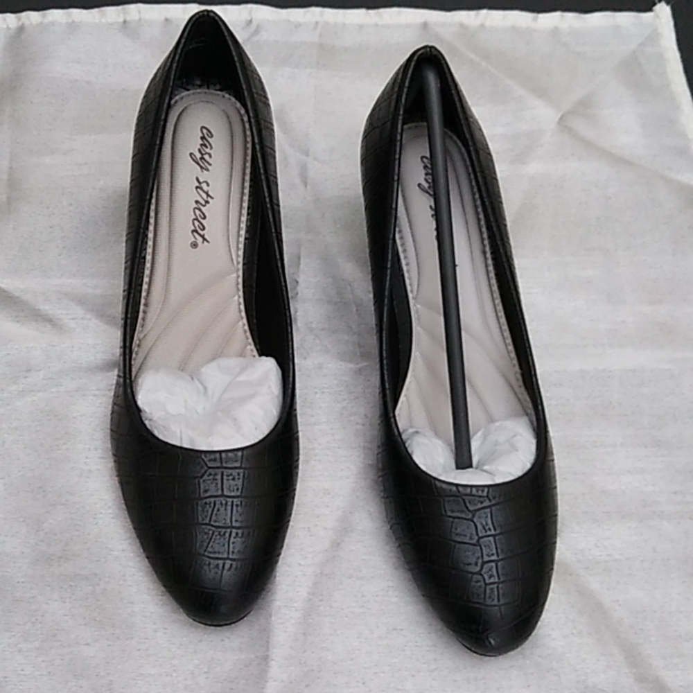 A pair of Fabulous Easy Street black shoes